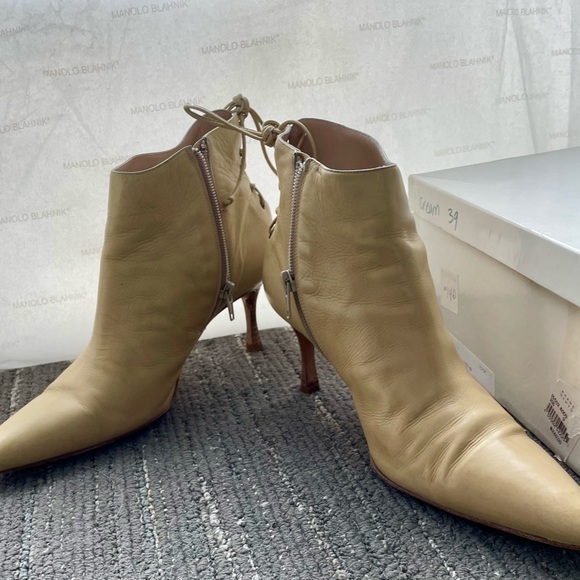 Monolo Blahnik cream color boots, size 9 US, Handmade in Italy. Comfy 3” heel. - Picture 5 of 16